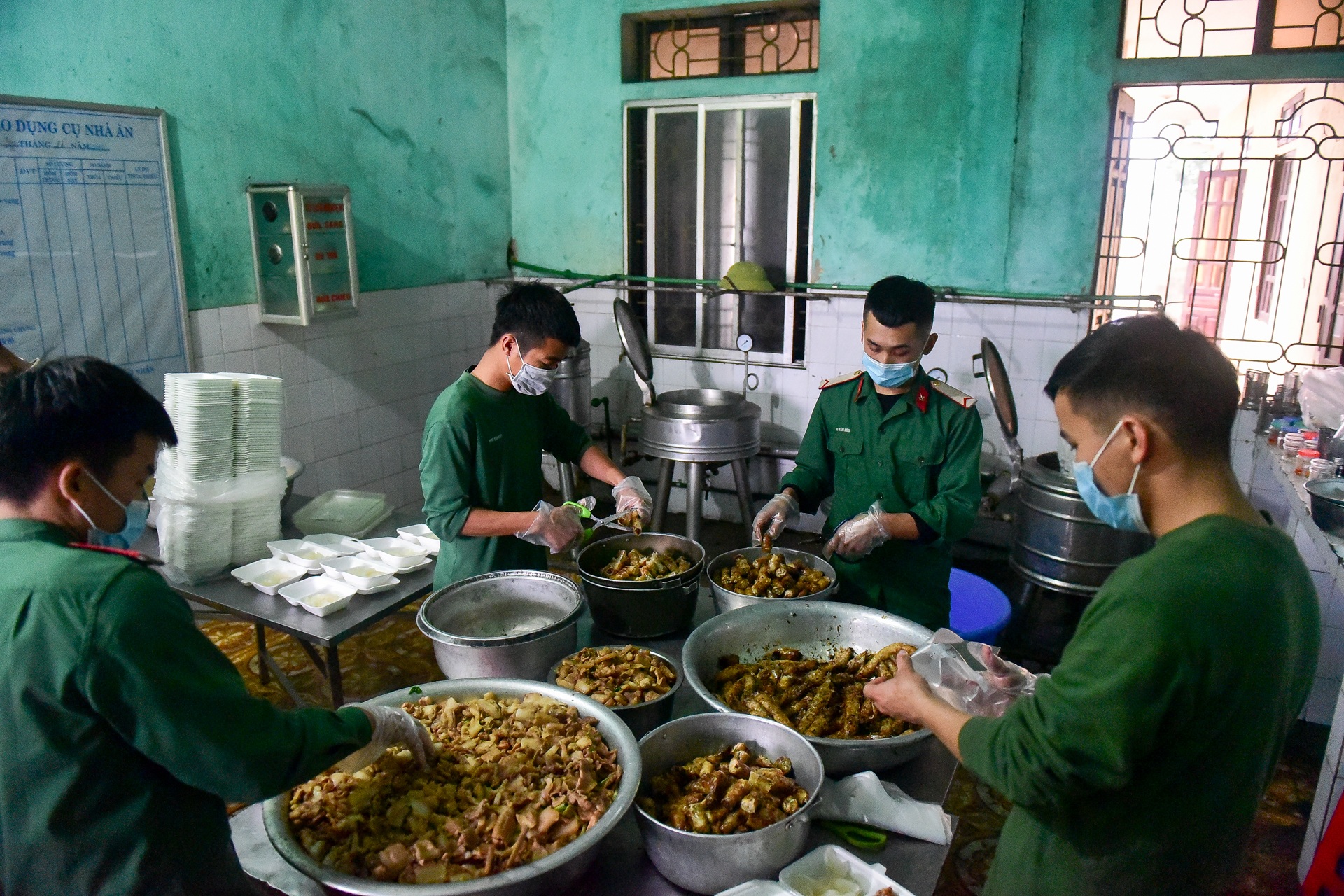 Chiến sĩ vội vã chuẩn bị hàng trăm suất cơm trong khu cách ly tại Lạng Sơn - 4 Chiến sĩ vội vã chuẩn bị hàng trăm suất cơm trong khu cách ly tại Lạng Sơn - 4
