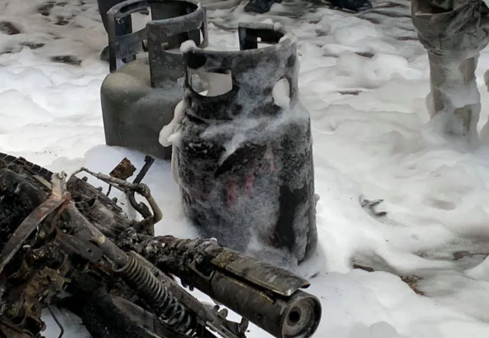 Xe chở nhiều bình gas bốc cháy kèm tiếng nổ lớn trên phố Hà Nội - 2