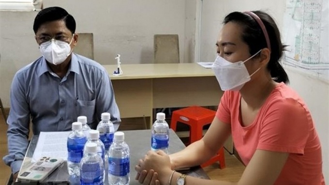 Ông Võ Thanh Quan - Bí thư Đảng ủy phường Vĩnh Phú đã chủ động đến nhà công khai xin lỗi chị Lan. (Ảnh: VOV.VN).