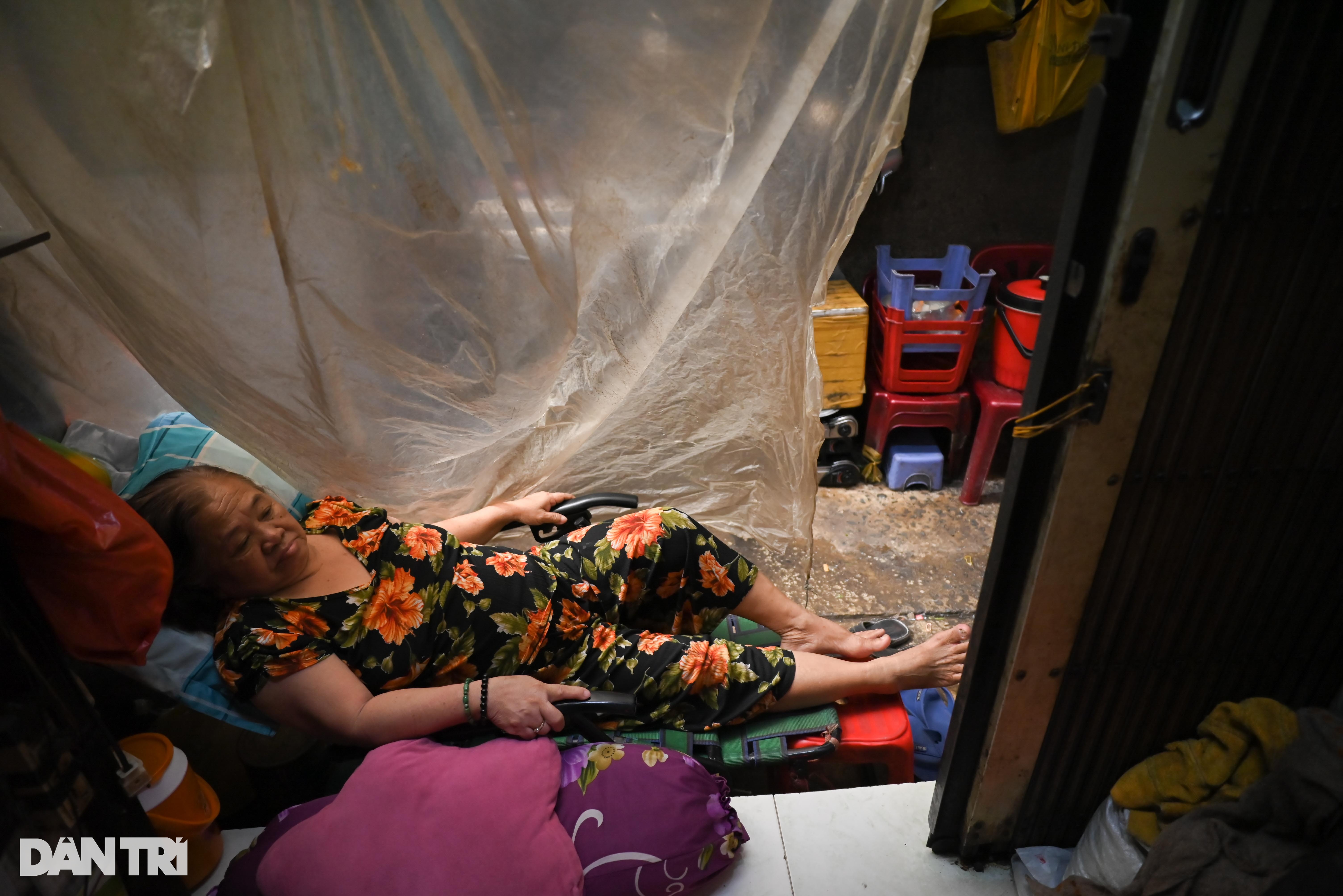 View - Người dân TPHCM phải "chia ca ngủ" trong những căn nhà 2-3m2 | Báo Dân trí