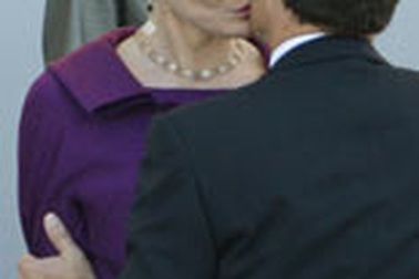 Chùm ảnh: Những khoảnh khắc lãng mạn của vợ chồng Tổng thống Pháp