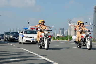 Đội hình nữ CSGT dẫn đoàn đầu tiên tại TPHCM chính thức hoạt động