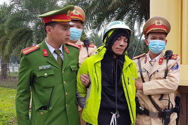 Cảnh sát giao thông Hà Nội bắt "nóng" tên cướp manh động