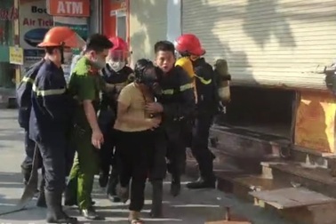 Cảnh sát phá cửa cuốn cứu sống 4 người trong tòa nhà ngân hàng bị cháy