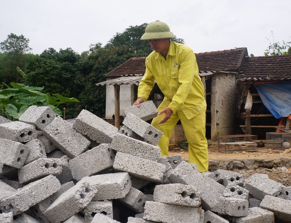 Chàng trai nghèo gác ước mơ, làm thuê nuôi em ăn học không may gặp nạn - 5 Chàng trai nghèo gác ước mơ, làm thuê nuôi em ăn học không may gặp nạn - 5