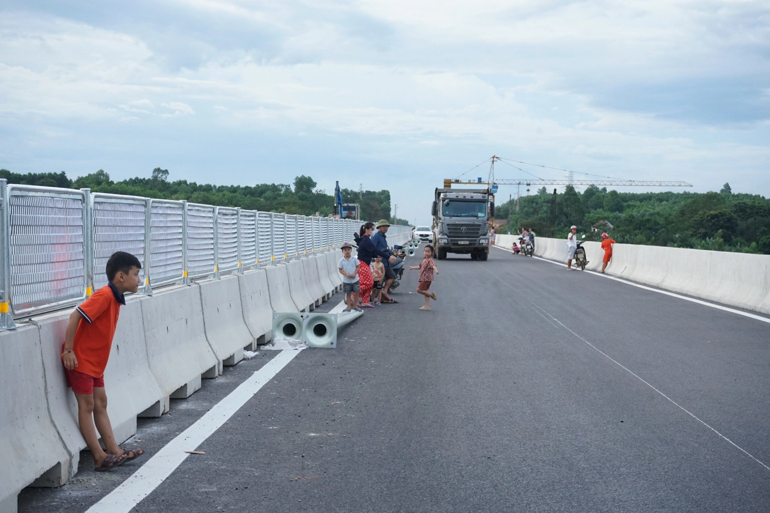 Người dân đổ xô lên cầu cao tốc vượt hồ dài nhất Thanh Hóa ngắm cảnh - 4