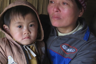 Cảnh côi cút một mẹ, một con bên triền núi