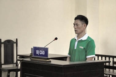 Dùng tuýp sắt dọa đánh công an