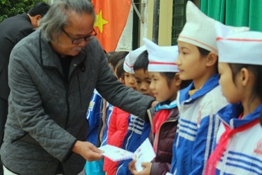 Nhà báo Phan Huy trao 20 suất quà đến học sinh nghèo vượt khó học giỏi