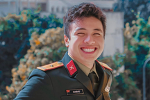 Chàng Thiếu úy gây sốt vì nụ cười tỏa nắng: Sinh năm 2000, học vấn đáng nể