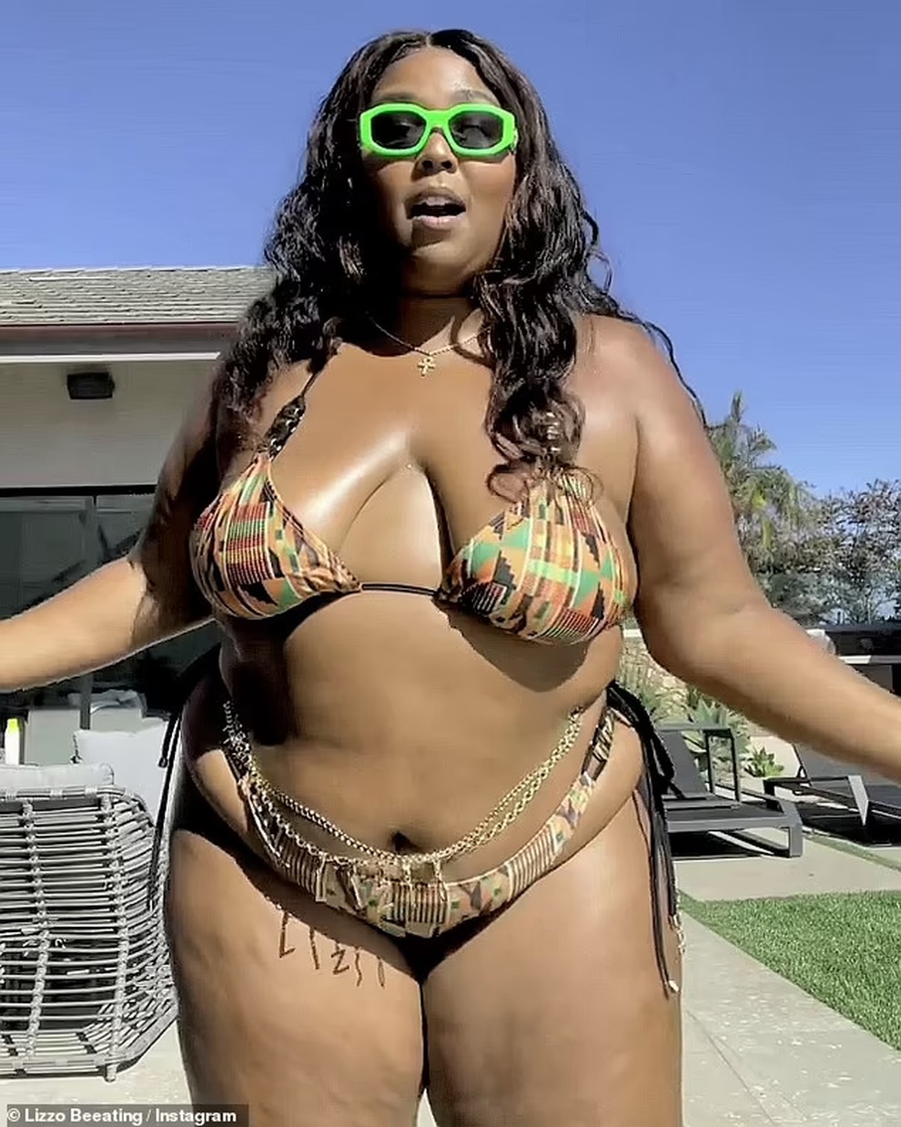Nặng cả trăm kg, ngôi sao giành giải Grammy Lizzo liên tục diện bikini - 4 Nặng cả trăm kg, ngôi sao giành giải Grammy Lizzo liên tục diện bikini - 4