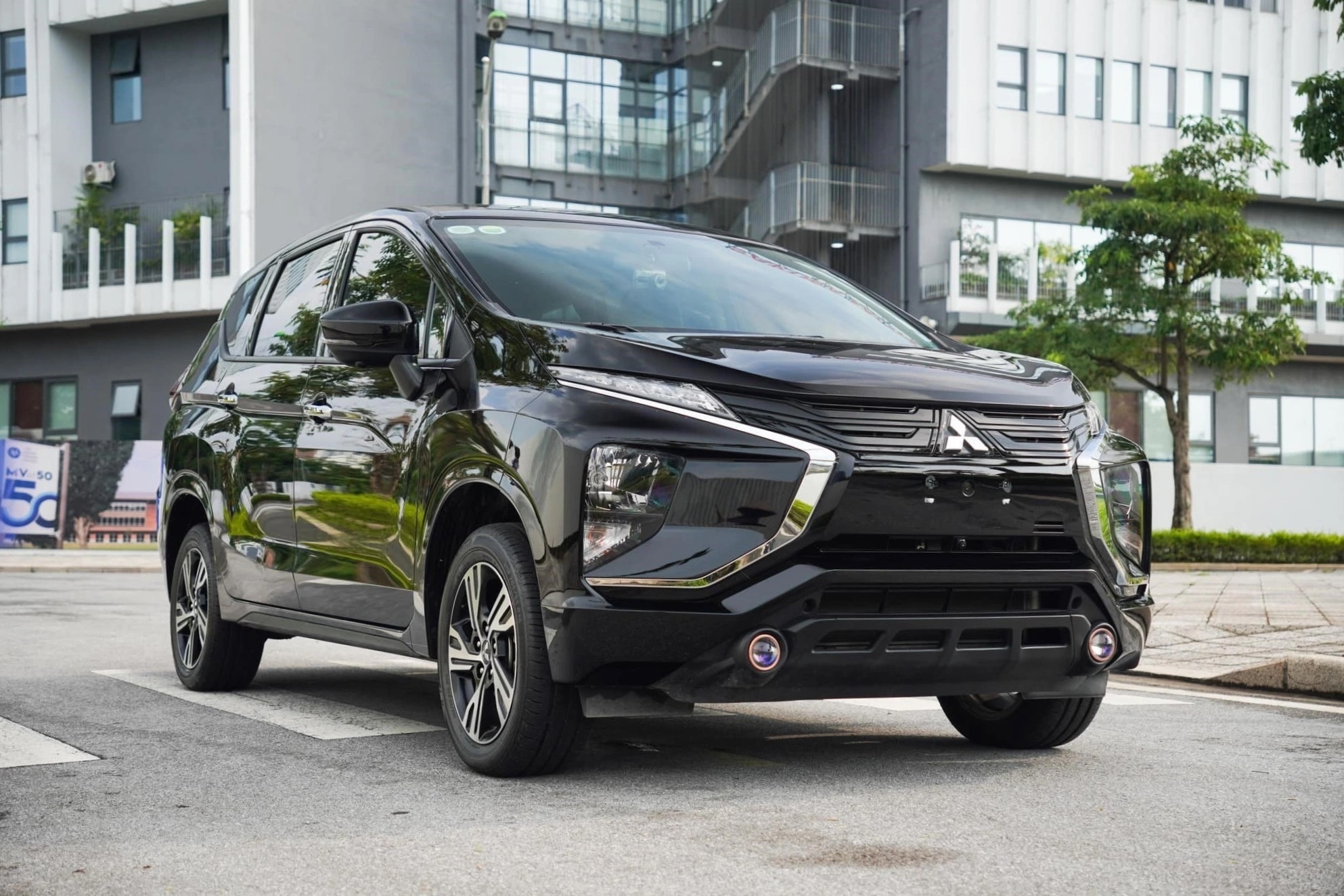 Hai phiên bản số tự động (AT) của Mitsubishi Xpander đều được nhập khẩu nguyên chiếc từ Indonesia, nhưng chỉ có biến thể cao nhất được hãng hỗ trợ lệ phí trước bạ (Ảnh: Thanh Tùng).