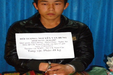 Vận chuyển chân gấu giấu trong những bao tải pháo 