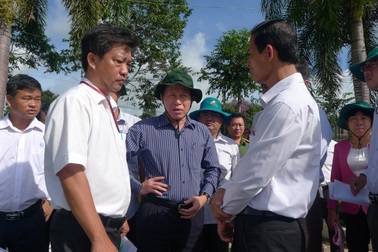 Vụ nước sông đen ngòm: Tạm đình chỉ hoạt động một nhà máy