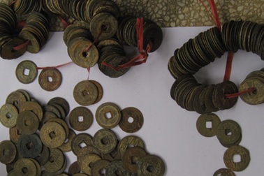 Phát hiện hơn 300 đồng tiền cổ dưới lòng sông Lam