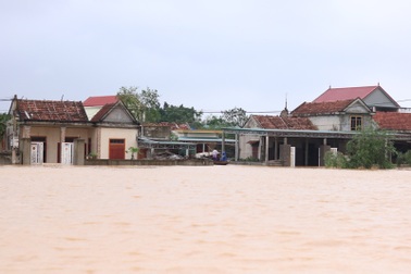 Lũ vẫn tiếp tục dâng, gần 13 ngàn ngôi nhà đã chìm sâu trong nước