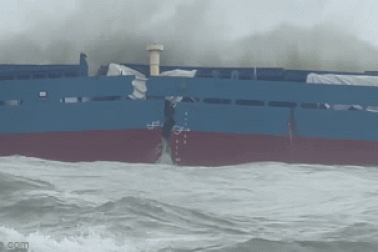 Sóng bẻ gãy thân tàu trọng tải 3.000 tấn