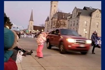 Khoảnh khắc ô tô lao vào đám đông diễu hành làm 5 người chết ở Mỹ