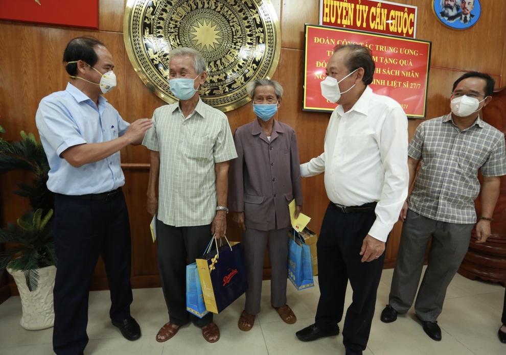 Phó Thủ tướng: Dù dịch bệnh nhưng cần chăm lo tốt các gia đình chính sách - 5 Phó Thủ tướng: Dù dịch bệnh nhưng cần chăm lo tốt các gia đình chính sách - 5