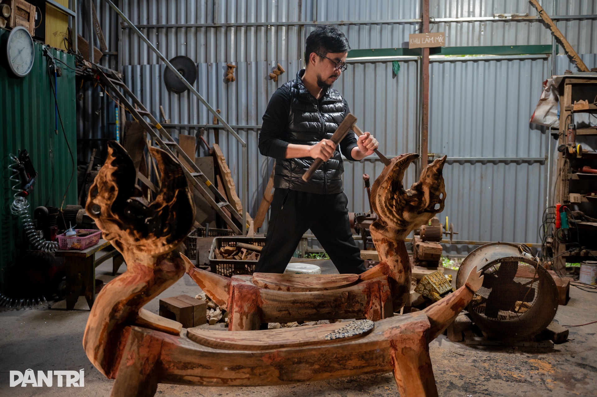 Chiếc ghế rồng dát vàng chào giá gần 2 tỷ đồng dịp Tết Giáp Thìn 2024 - 6 Chiếc ghế rồng dát vàng chào giá gần 2 tỷ đồng dịp Tết Giáp Thìn 2024 - 6
