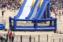 Anh: Nhà phao nổ tung vì nắng nóng, bé gái thiệt mạng