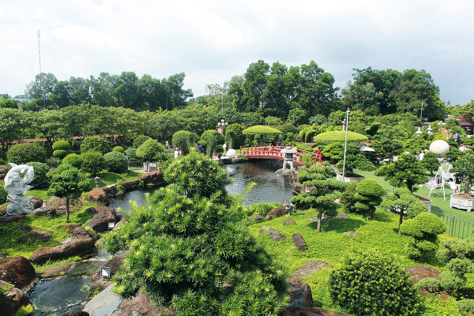 Đại gia làm hồ cá Koi, đồi nhân tạo bằng 100 tấn “đá bán quý” - 2 Đại gia làm hồ cá Koi, đồi nhân tạo bằng 100 tấn “đá bán quý” - 2