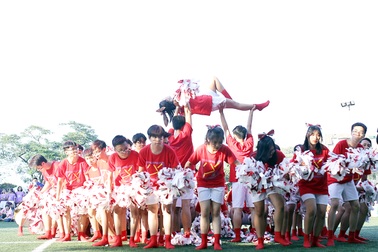 Học sinh Chu Văn An “hoán đổi” thú vị trong ngày hội thể thao