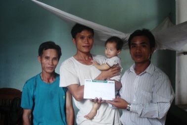 Quà nhân ái đến với em Hà Phương Thúy