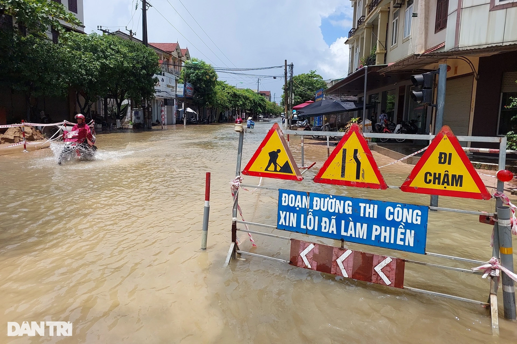 Mưa lớn suốt nhiều giờ, đường phố ở Hà Tĩnh ngập nặng - 7 Mưa lớn suốt nhiều giờ, đường phố ở Hà Tĩnh ngập nặng - 7