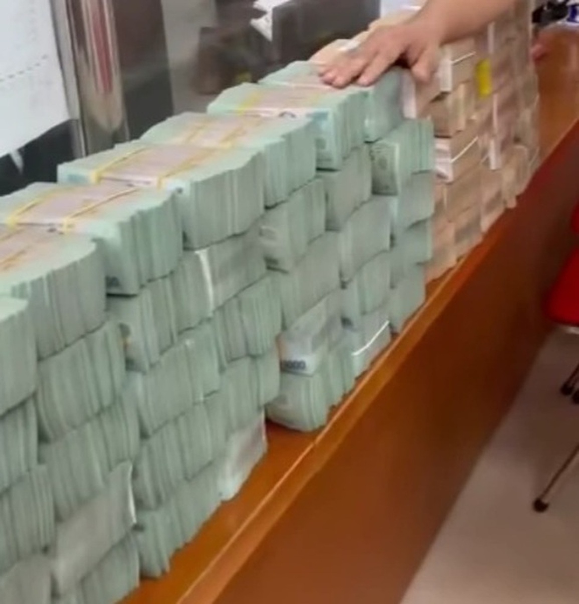 Đại gia mua 2,4 tỷ đồng/m2 đất gây choáng, nhiều nơi rục rịch sốt trở lại - 2 Đại gia mua 2,4 tỷ đồng/m2 đất gây choáng, nhiều nơi rục rịch sốt trở lại - 2