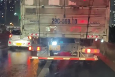 Ô tô nối nhau đi vào làn dừng khẩn cấp, xe cứu thương hú còi trong vô vọng