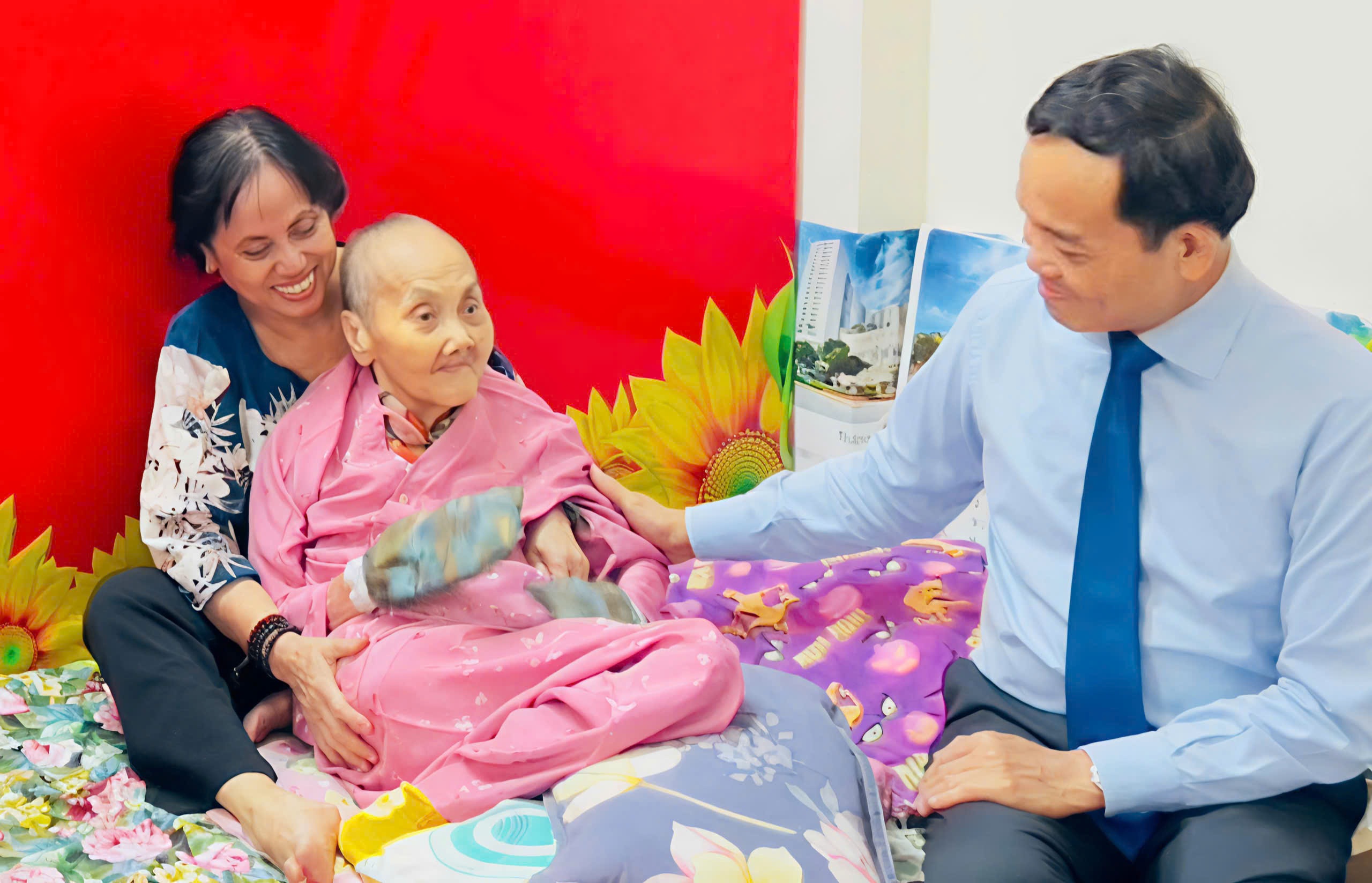 Bí thư TPHCM Trần Lưu Quang trao Huy hiệu đến đảng viên 100 tuổi - 1