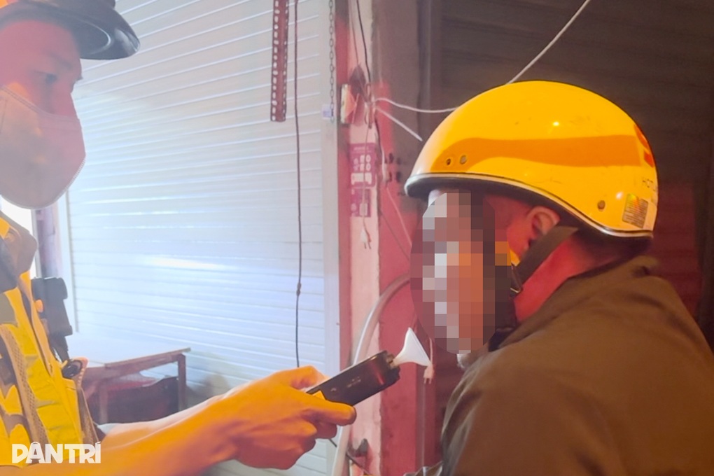 Tài xế ở TPHCM bỏ xe rời đi khi biết bị phạt 12 triệu đồng - 1 Tài xế ở TPHCM bỏ xe rời đi khi biết bị phạt 12 triệu đồng - 1