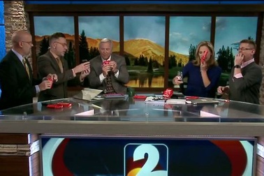 MC gặp sự cố trong bản tin trực tiếp vì ăn thử “snack” siêu cay