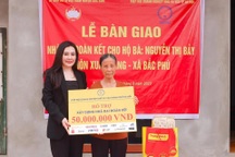 Hoa hậu Phan Kim Oanh dành trọn cát-xê để xây nhà từ thiện