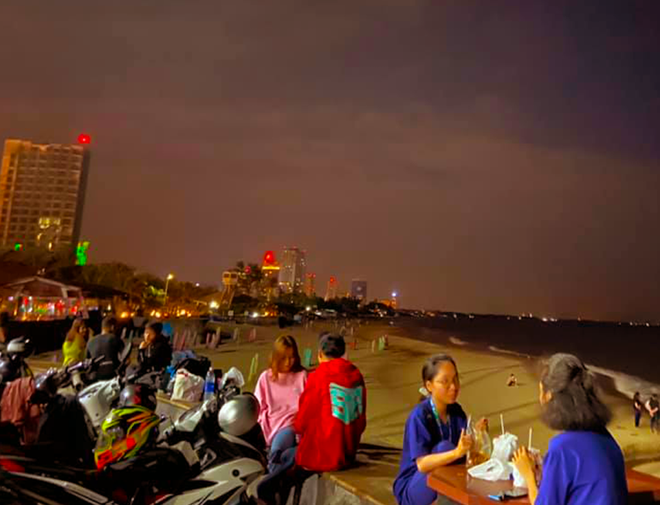 Sợ Covid-19, người dân đeo khẩu trang ra biển du xuân đầu năm - 5 Sợ Covid-19, người dân đeo khẩu trang ra biển du xuân đầu năm - 5