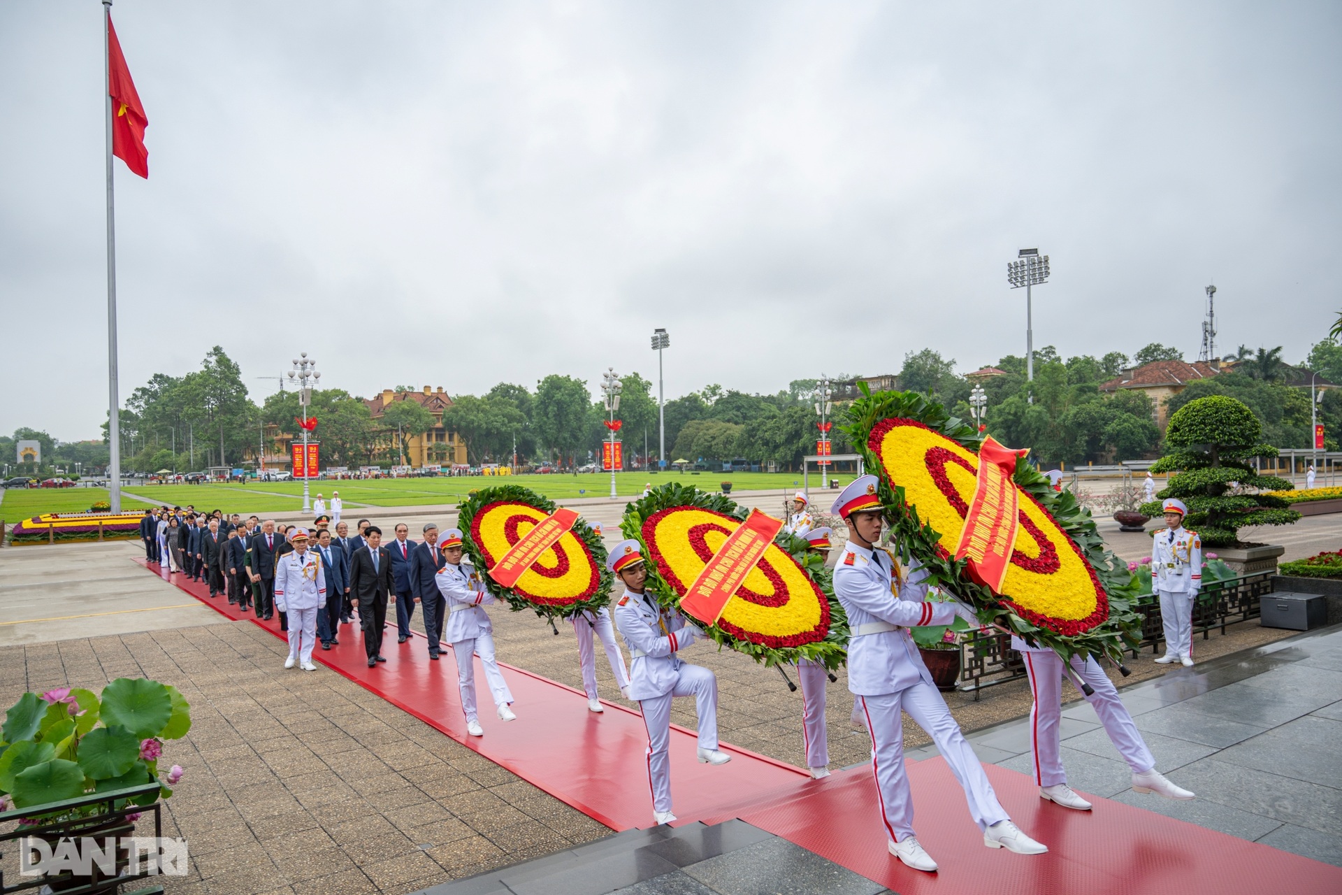 Sáng nay lãnh đạo Đảng, Nhà nước vào Lăng viếng Chủ tịch Hồ Chí Minh - 2 Sáng nay lãnh đạo Đảng, Nhà nước vào Lăng viếng Chủ tịch Hồ Chí Minh - 2