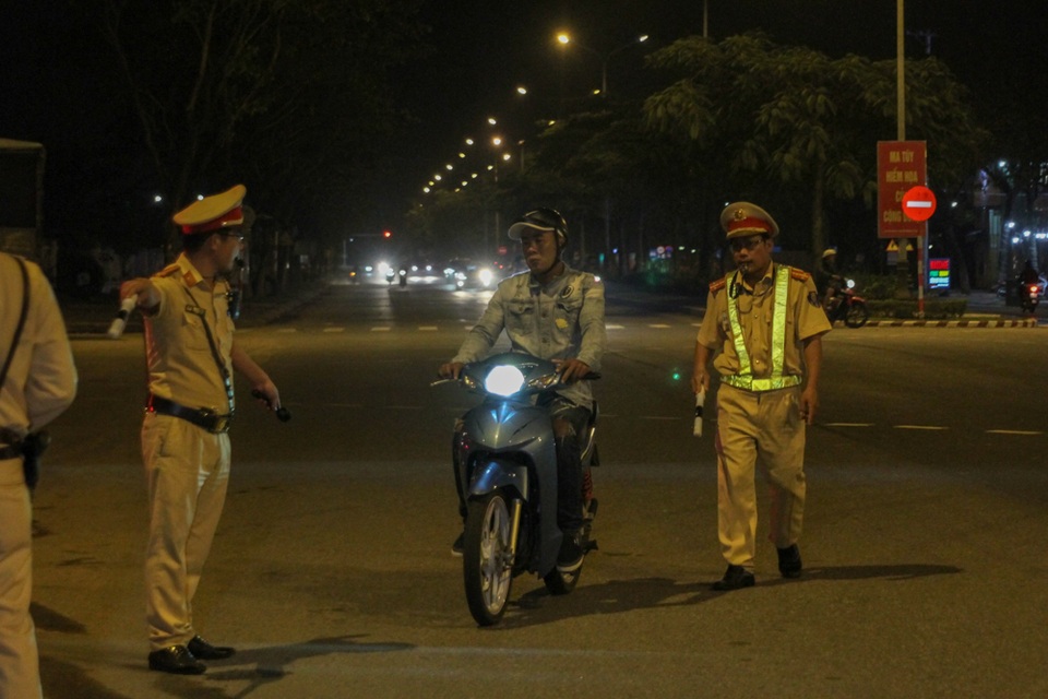 Vợ thay chồng cầm lái sau bữa tiệc liên hoan cuối năm - 3