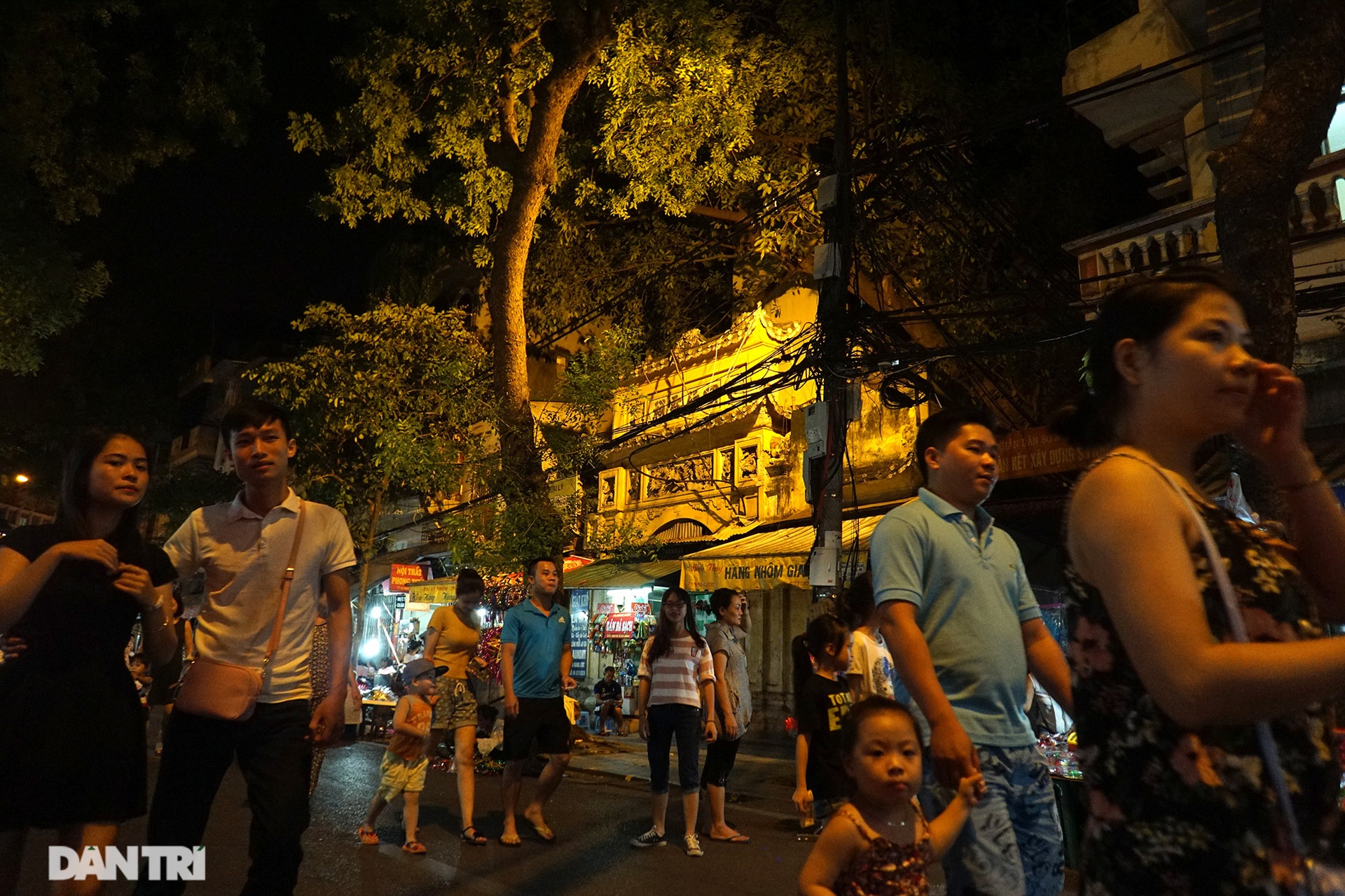 So sánh: Hình ảnh chợ trung thu vắng lặng khác biệt cảnh đông đúc mọi năm - 9