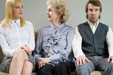 Bị mẹ vợ cấm “yêu”