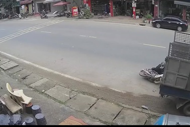 Chạy xe máy không tập trung nhìn đường, thanh niên đâm mạnh vào xe tải