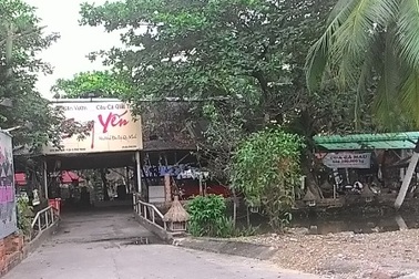 Một bảo vệ bị người đàn ông lạ mặt chém tới tấp