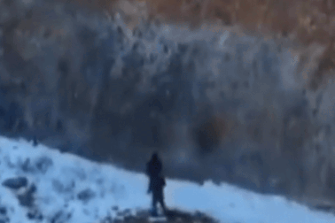 Cửa đá khổng lồ trên dãy núi, dấy lên nghi ngờ của người ngoài hành tinh