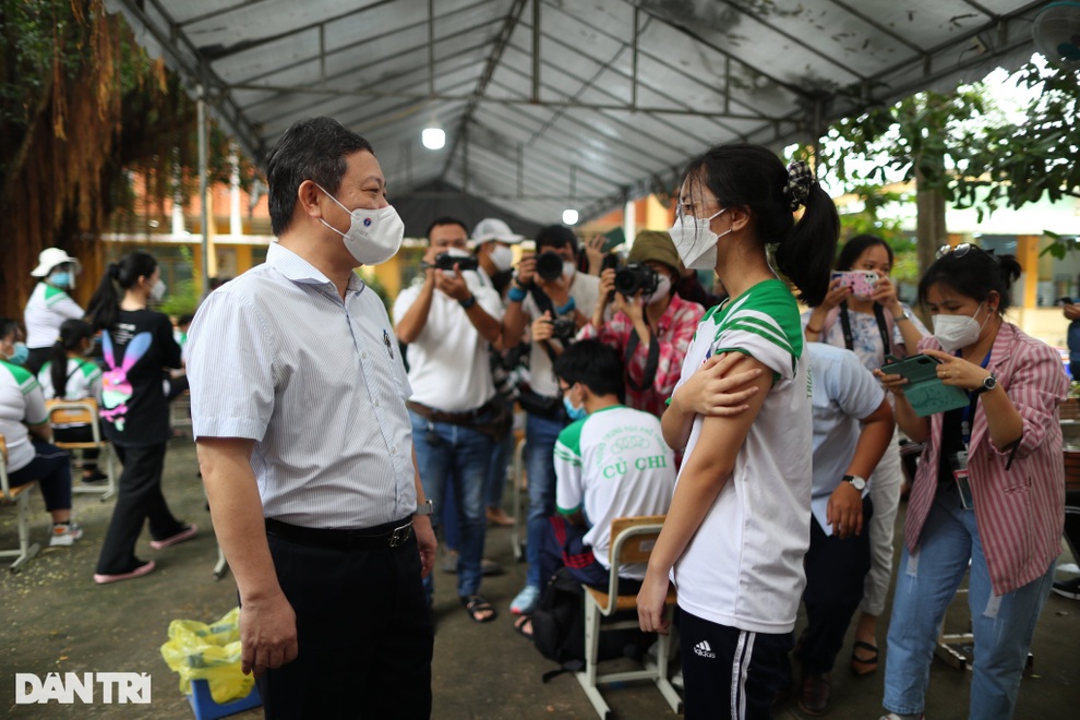 Ngày đầu tiêm vaccine Covid-19 cho trẻ ở TPHCM: 4 em phản ứng sau tiêm - 4 Ngày đầu tiêm vaccine Covid-19 cho trẻ ở TPHCM: 4 em phản ứng sau tiêm - 4