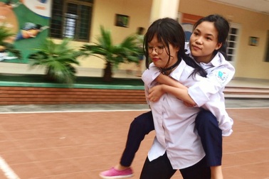 Nữ sinh cõng bạn leo 5 tầng thang bộ lên phòng thi