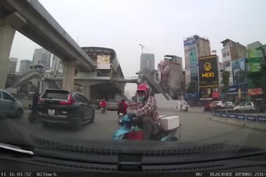 Đi xe máy ngược chiều suýt lao vào đầu ô tô còn giở giọng thách thức