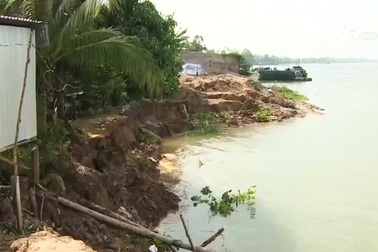 Kè chống sạt lở dọc sông Tiền bỗng sạt lở khi đang thi công