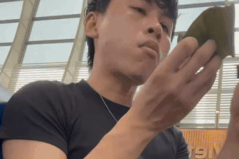 Cầm 3kg bánh nhân thịt đi Nhật, chàng trai cố ăn 30 cái tại sân bay ở TPHCM