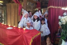 Tiếng khóc thảm thiết của góa phụ nghèo cùng ba đứa con thơ