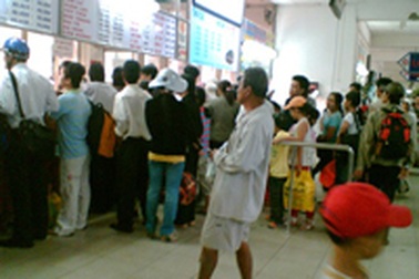 Đông nghẹt người về quê ăn tết muộn